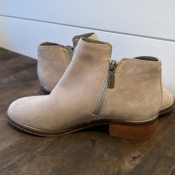 Brand new, never worn. Grey shoe boot. Excellent condition. Waterproof - Picture 8 of 8